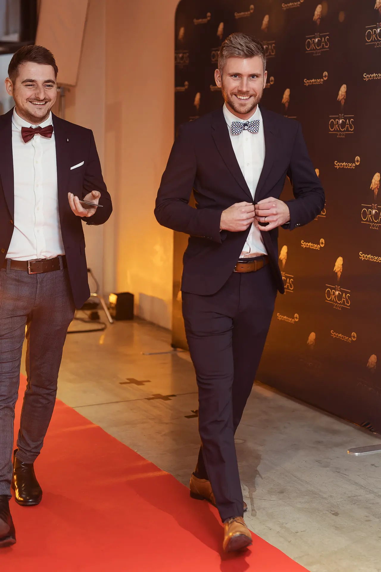 Gasten lopen op de rode loper bij de awardshow