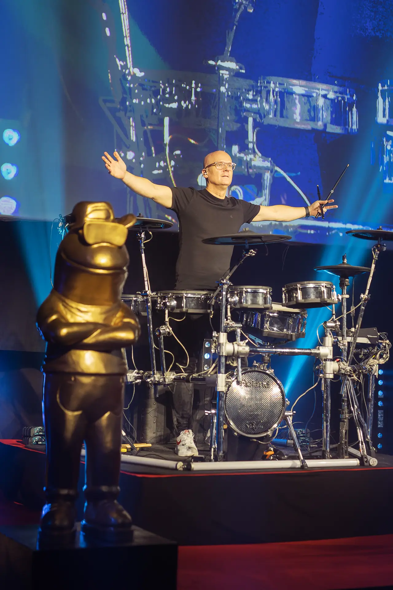 Drummer Michael Schack speelt de pannen van het dak tijdens awardshow